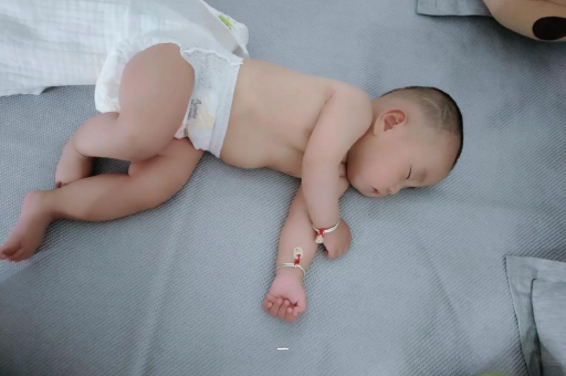 陇南宝宝胳膊上起红疙瘩